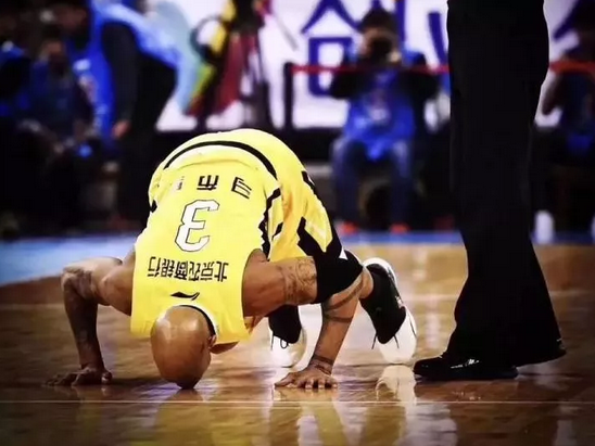 马布里亲吻地板