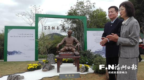 吴清源女儿吴佳澄，吴清源弟子林海峰等嘉宾为棋圣铜像揭幕 曾建兵摄