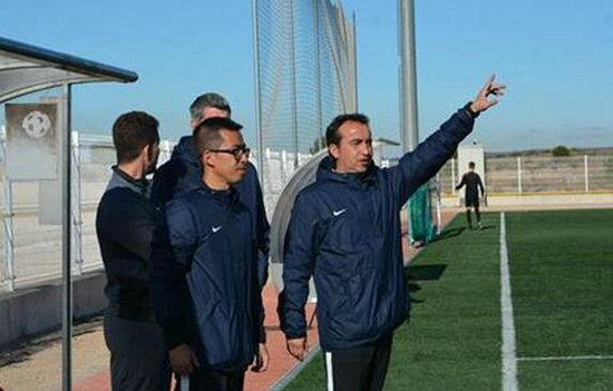 恒大足球西班牙分校04梯队主教练莫雷纳在指导学员比赛