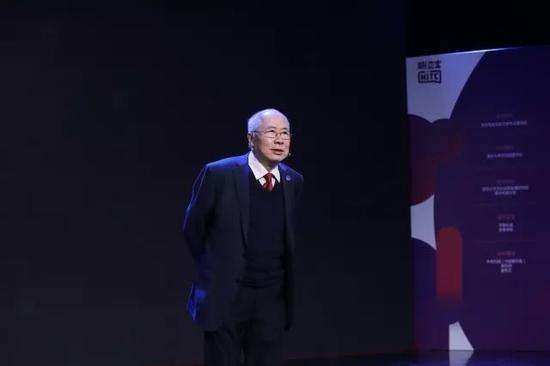 清华大学物理系教授葛惟昆，是清华大学体育部中国足球发展研究中心的创始人之一