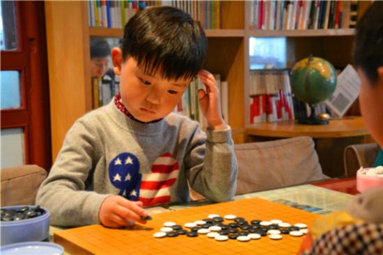 学棋的孩子(资料图)