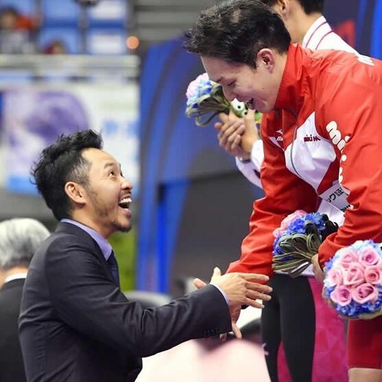 北岛康介曾为小关也朱笃颁奖