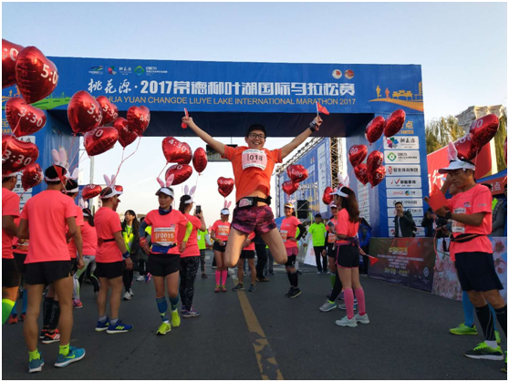 2017常德柳叶湖马拉松举行，网络直播引全民互动热潮。