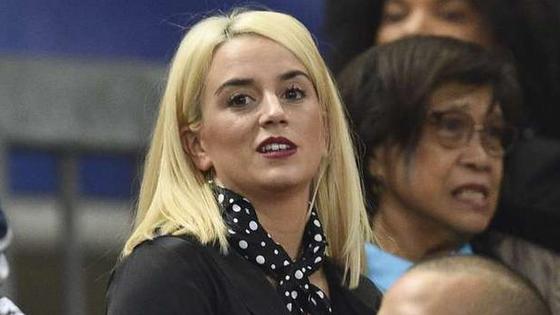 格里兹曼妻子抱娃看台观战