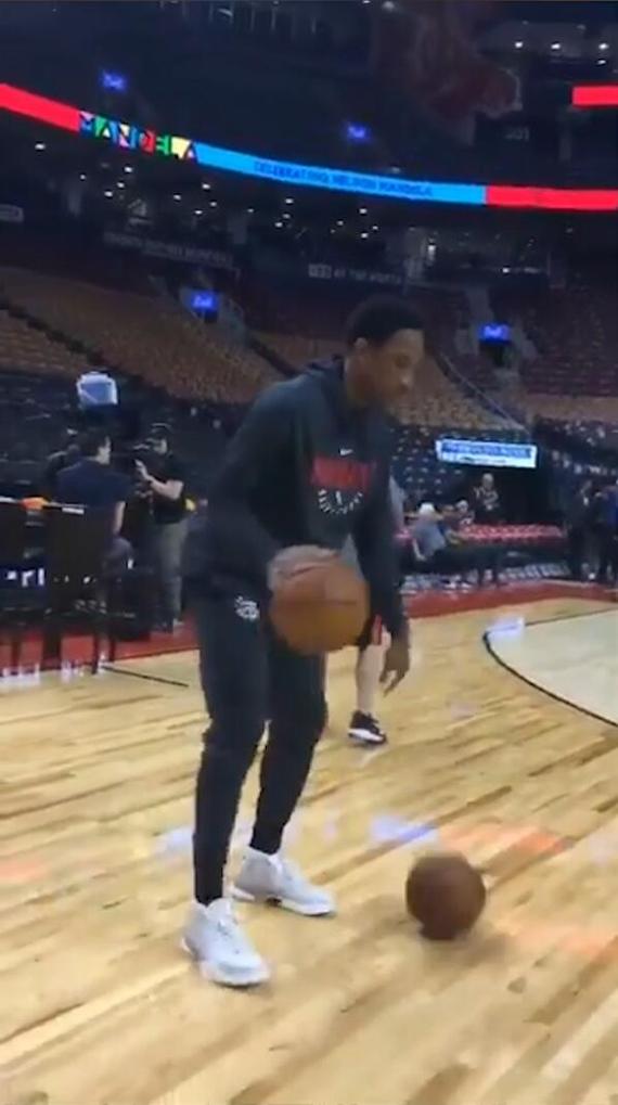 德罗赞赛前练双手运双球