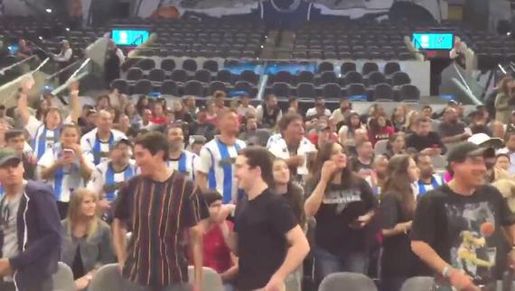 现场球迷高唱马努之歌！