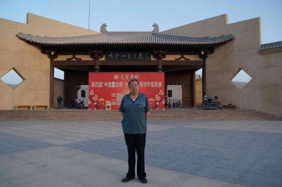 林将军在敦煌鸣沙山月牙泉