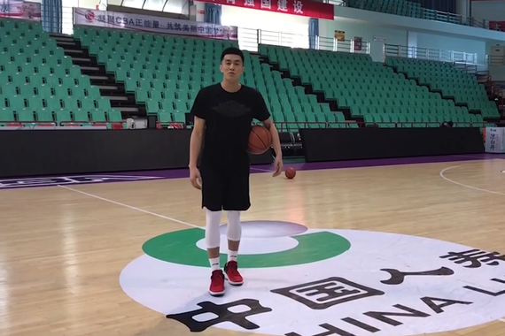 郭艾伦丁彦雨航花式投篮挑战