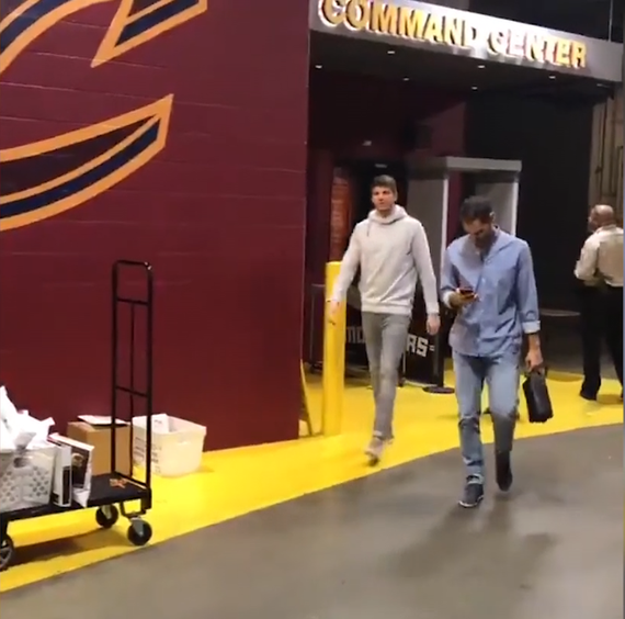 骑士众将走入球馆