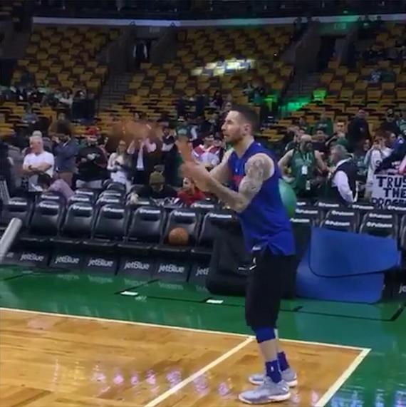 76人双翼射手赛前练三分