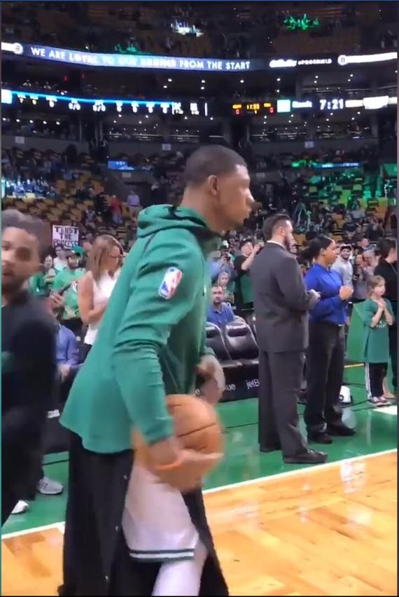 斯玛特赛前边跳舞边练球