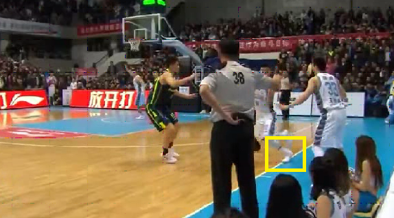 通过回放可以看到方硕的脚已经出界