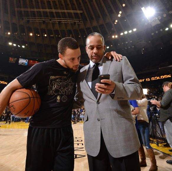 3 库里父子如今,克莱-汤普森在nba中名声大噪,凭借犀利的三分与库里