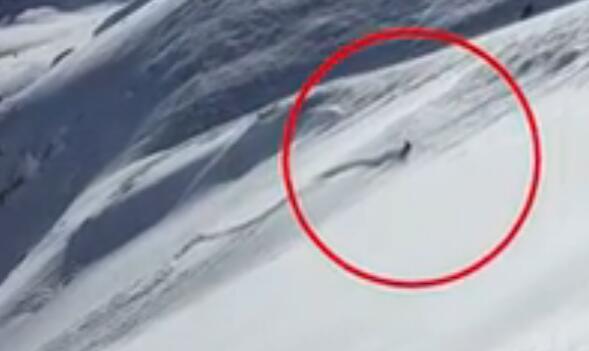 滑雪者遇到的雪崩