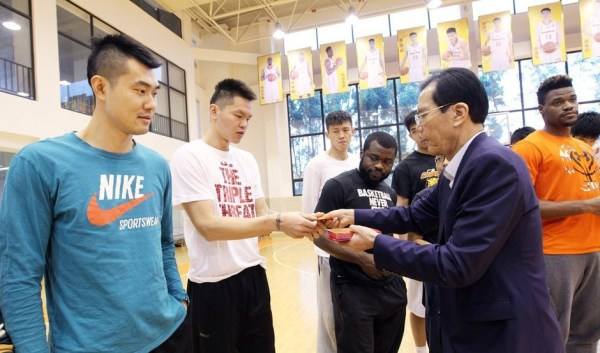 陈林与广东男篮队员