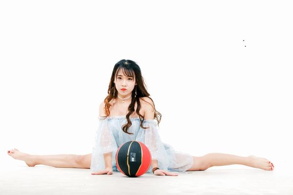 山东篮球宝贝一字马柔韧惊人