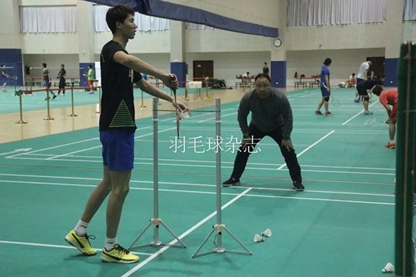 张军亲自监督李俊慧发球