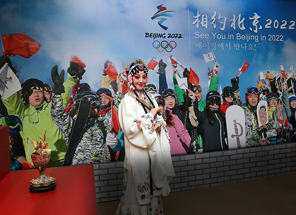 艺术家在“中国之家”内表演