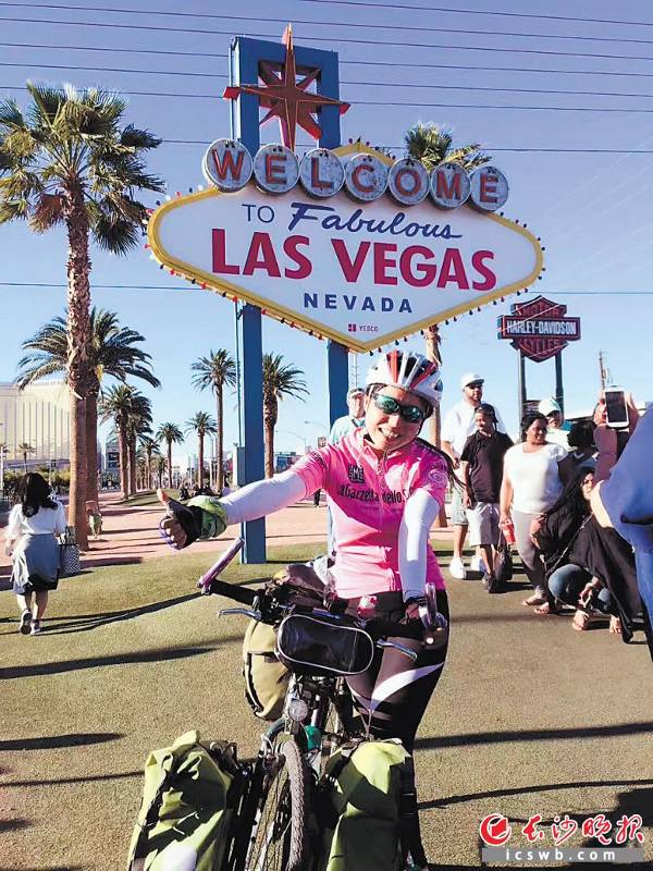 黄双骑行来到拉斯维加斯。