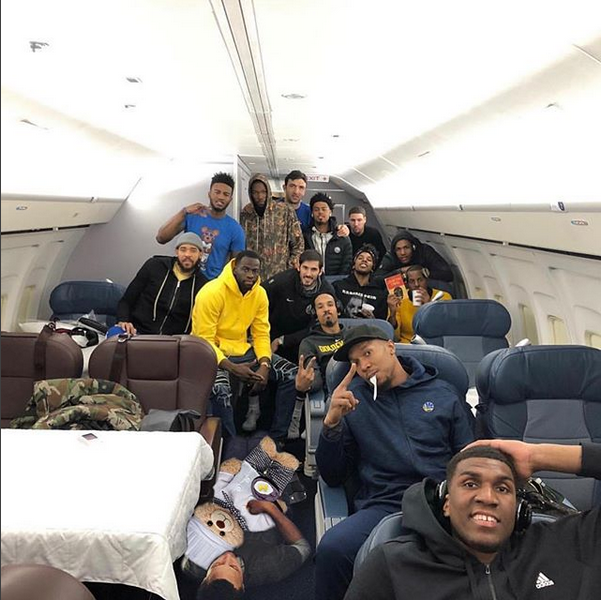 库里把自己P到勇士合影中