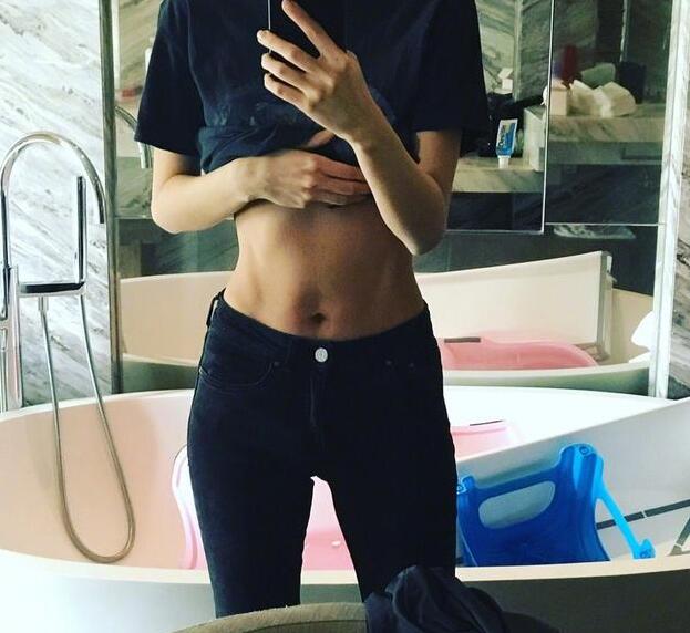 Angelababy晒马甲线
