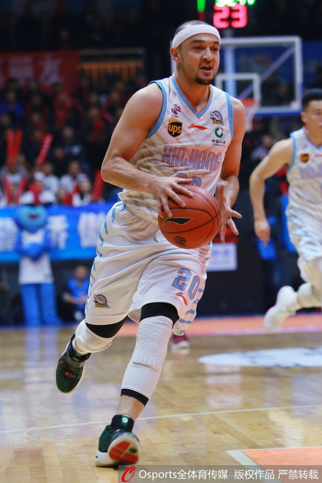 西热力江在最后时刻投中至关重要的三分球