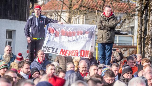 曼联球迷悼念巴斯比男孩