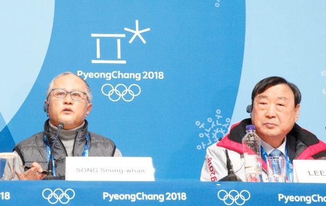 1月23日，平昌冬奥组委主席李熙范（右）、开闭幕式导演宋承桓出席新闻发布会。当日，韩国平昌冬奥组委在韩国江原道平昌郡举行新闻发布会，“揭秘”开闭幕式的主题，并就热门话题回答媒体提问。新华社发（孙一然摄）