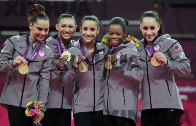 美国队夺得2012年伦敦奥运会体操女子团体冠军。（右一为维贝尔）