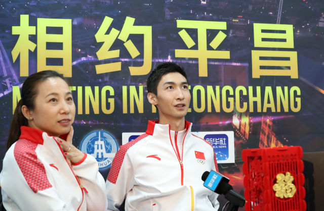 李琰（左）、武大靖接受采访。新华社记者李钢摄