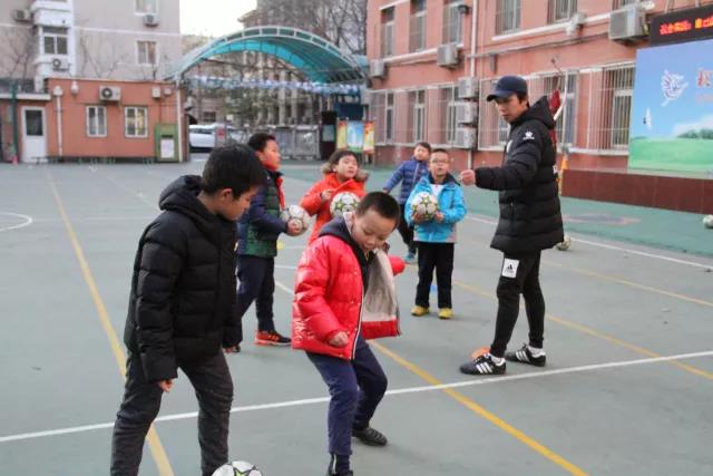 参与足球运动的孩子们