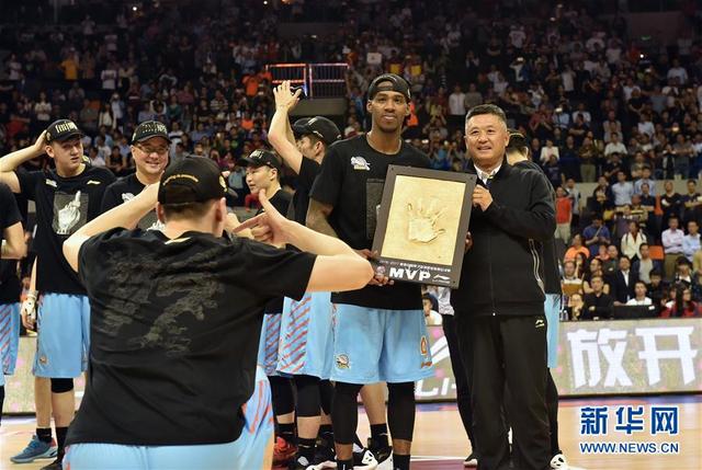 亚当斯助新疆圆梦