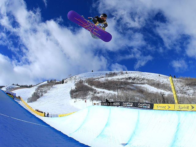 图为2013年2月1日，中国选手刘佳宇在美国犹他州帕克城举行的单板滑雪U型槽世界杯赛中，获得女子比赛冠军——新华社发