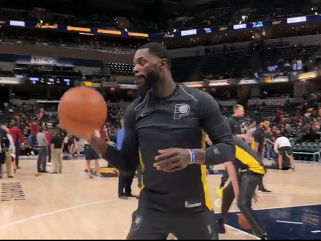 第一詹吹热身与小球迷互动