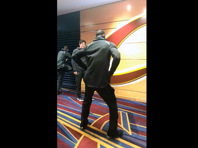 詹皇球员通道骚气舞蹈