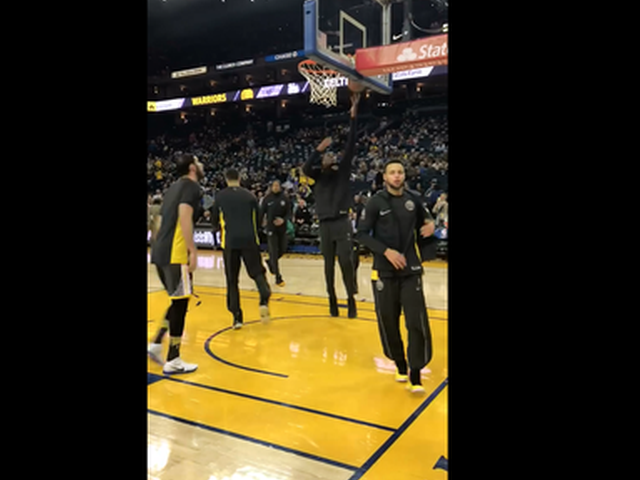 库里热身眼神杀气十足