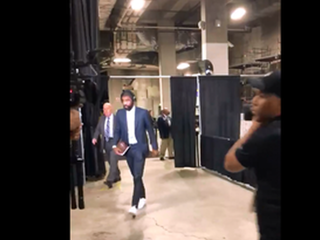 欧文帅气西装进场