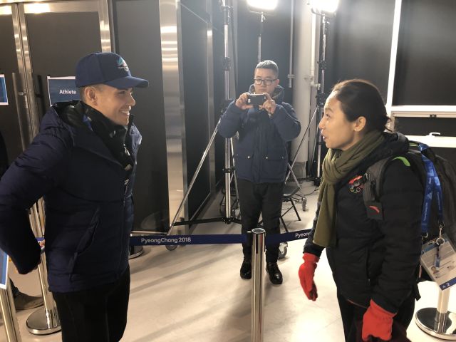 阿波罗观看训练后与中国队主教练李琰交谈