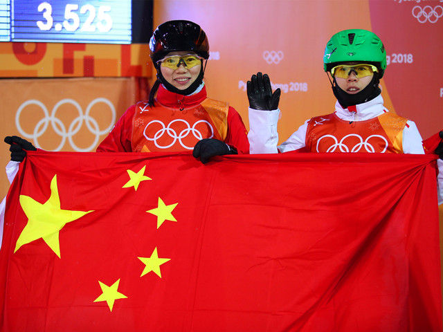 中国选手张鑫（左）与孔凡钰获得女子空中技巧银牌和铜牌——新华社记者费茂华摄