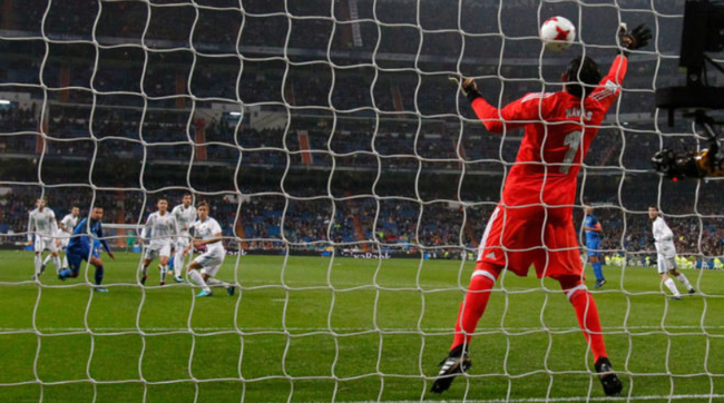 纳瓦斯低级失误被对手进球