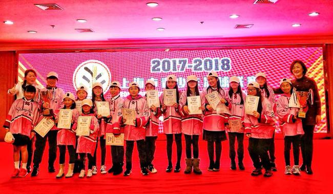 获奖运动员在颁奖礼合影