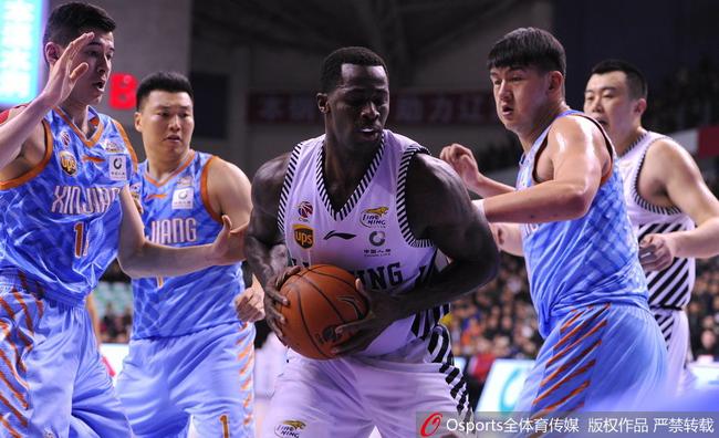 辽宁队的内线黑魔兽巴斯