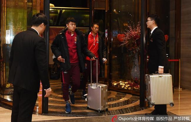中国U23男足抵达比赛地常州