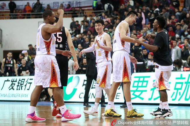 今晚深圳队击败了辽宁队