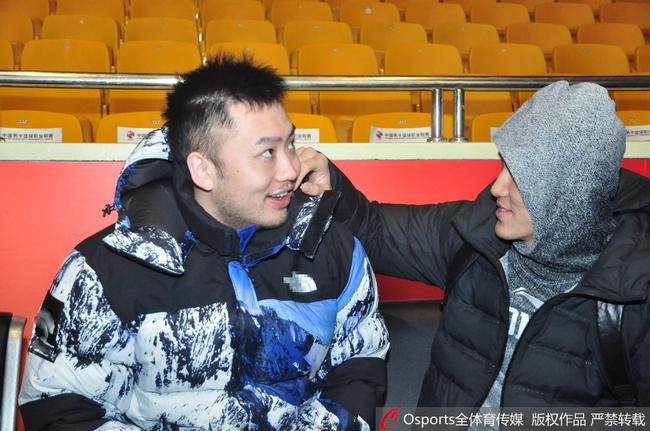 睢冉郭艾伦赛前合影