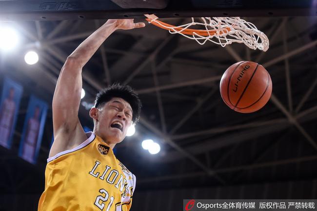 胡金秋在比赛中暴扣