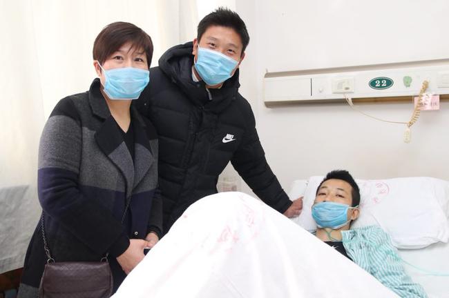 上港向患重病教练送一份爱心