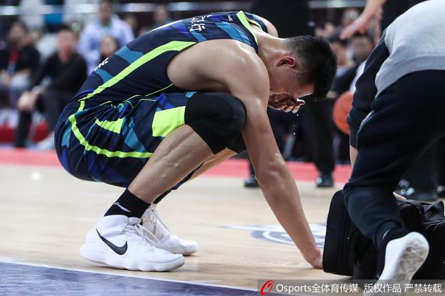 本场比赛易建联眼睛受伤