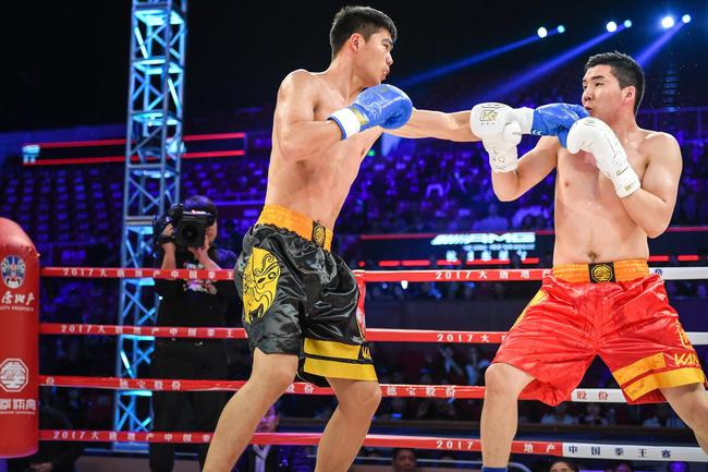 托合塔尔别克•唐拉提汗战胜阿依本•哈那提，拿到金腰带挑战权