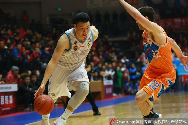 李根在比赛中强攻